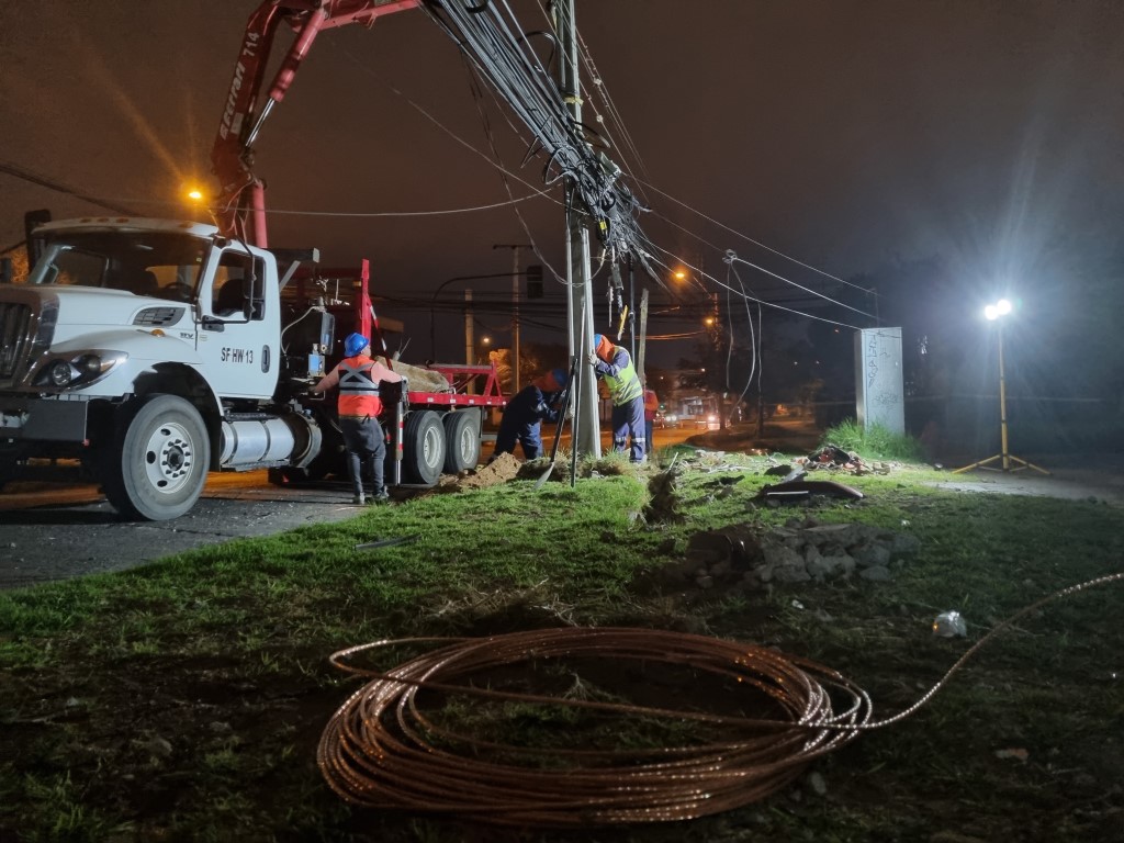 Choques de postes dejaron a 2.000 familias sin energía en La Serena y Salamanca
