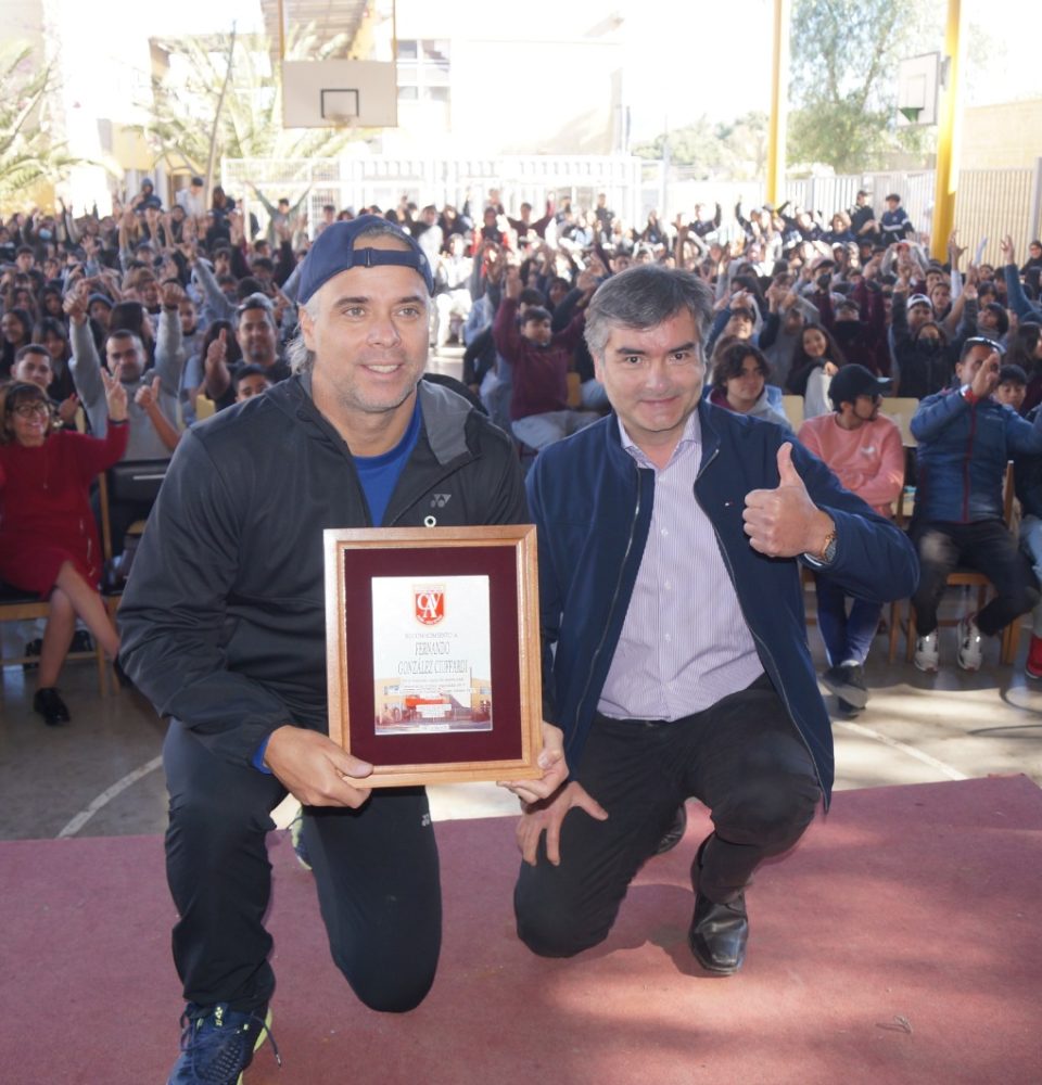 Fernando González comparte su experiencia como deportista con estudiantes del Colegio Antonio Varas