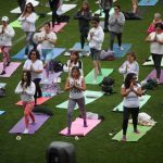 Clase multitudinaria en La Portada para celebrar el Día Mundial del Yoga