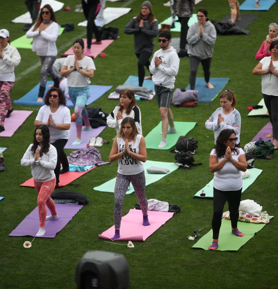 Clase multitudinaria en La Portada para celebrar el Día Mundial del Yoga