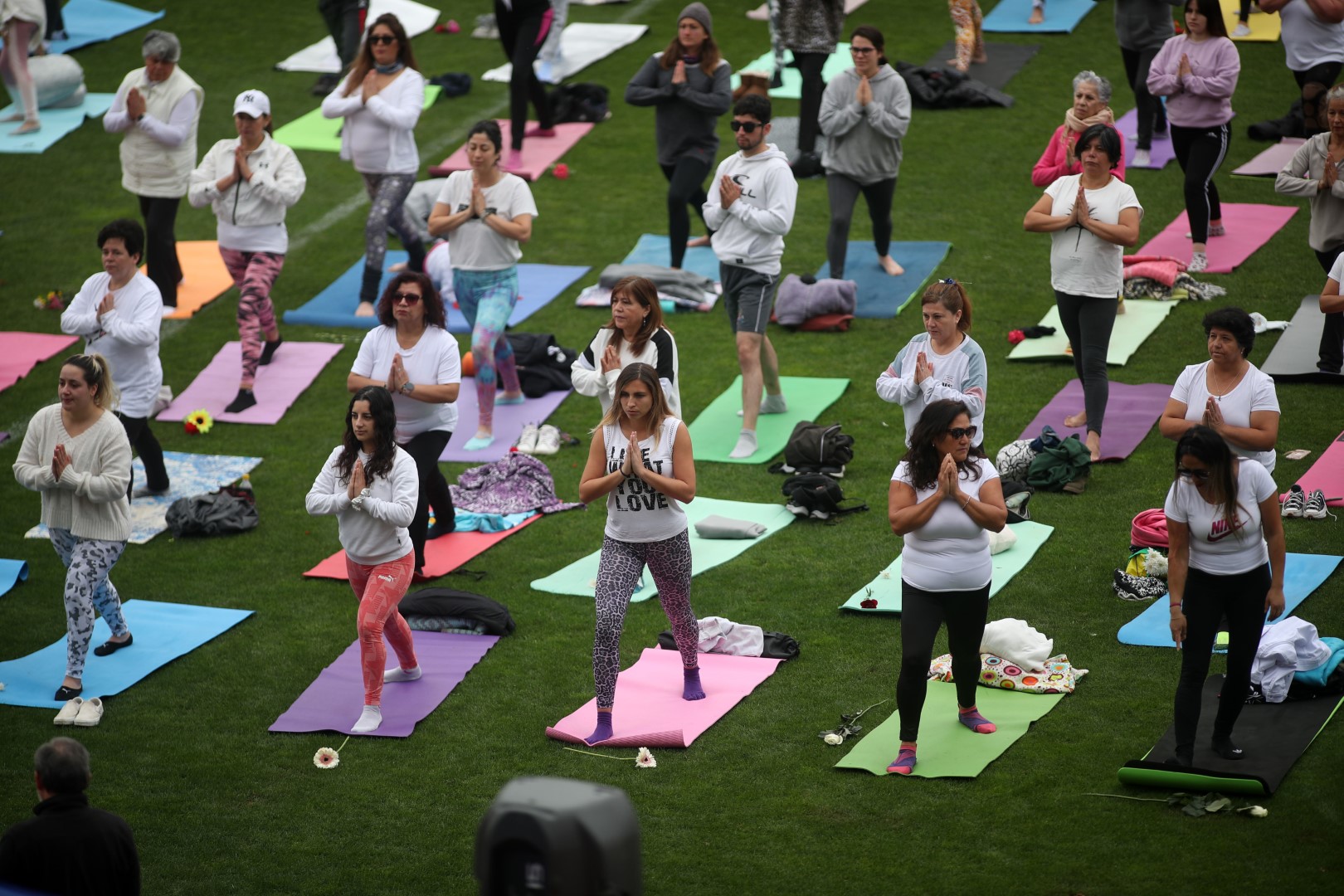 Clase multitudinaria en La Portada para celebrar el Día Mundial del Yoga