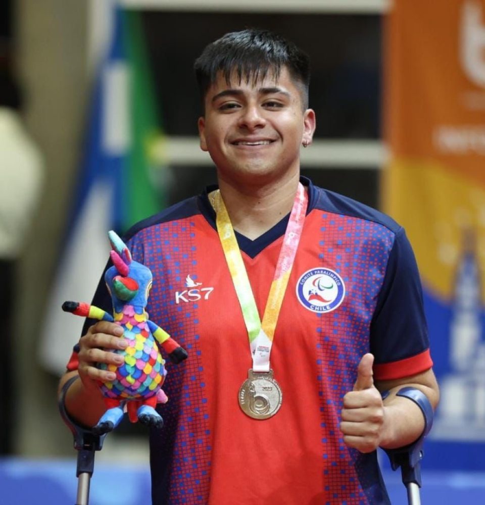 Ovallino Claudio Bahamondes paratenista de mesa doble medallista en Colombia