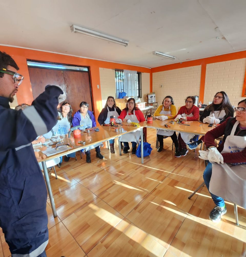 Más de 50 mujeres de Canela, Los Vilos y Salamanca participaron en talleres de gasfitería de Aguas del Valle