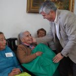 Adultos mayores del programa “Vínculos” reciben frazadas y charla sobre salud y actividad física