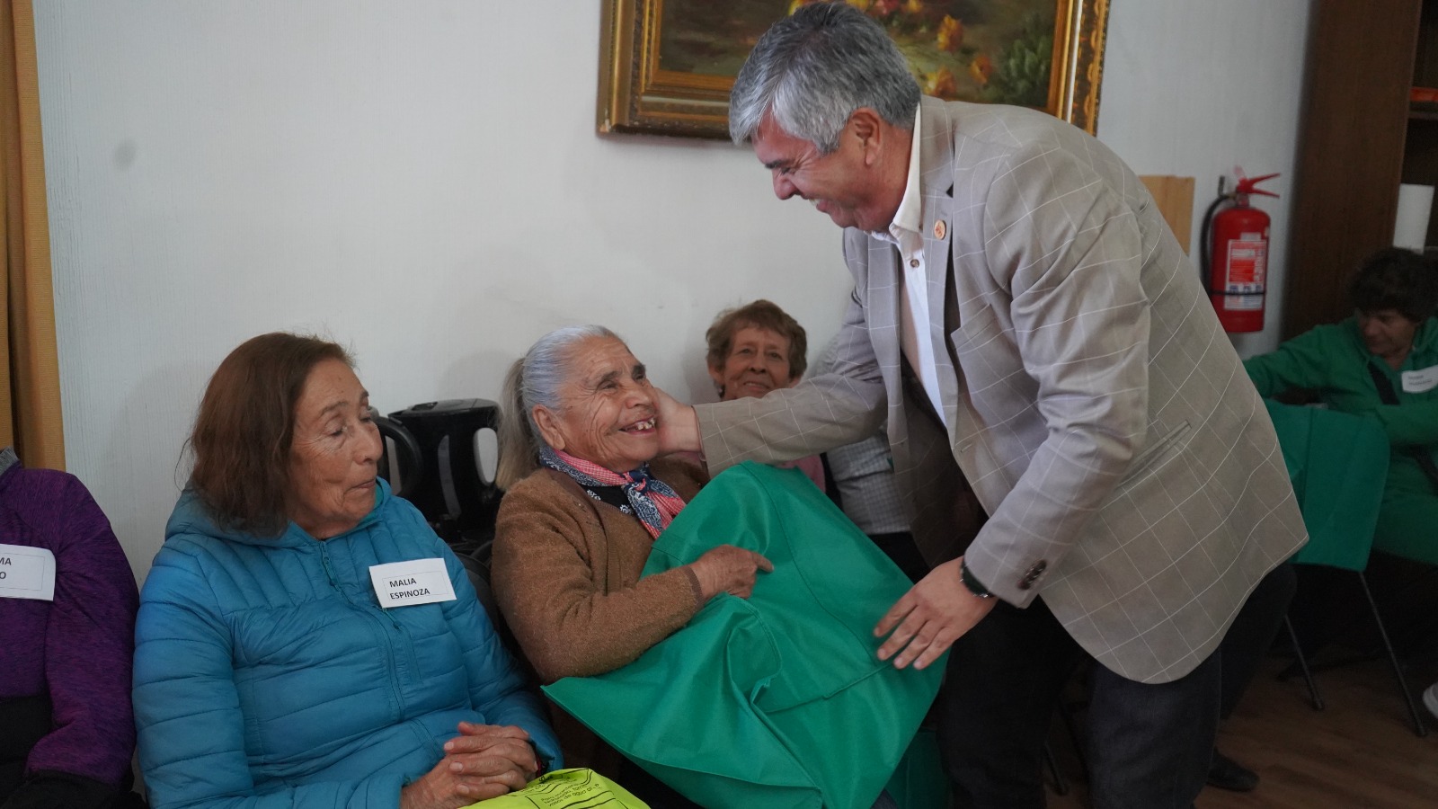Adultos mayores del programa “Vínculos” reciben frazadas y charla sobre salud y actividad física