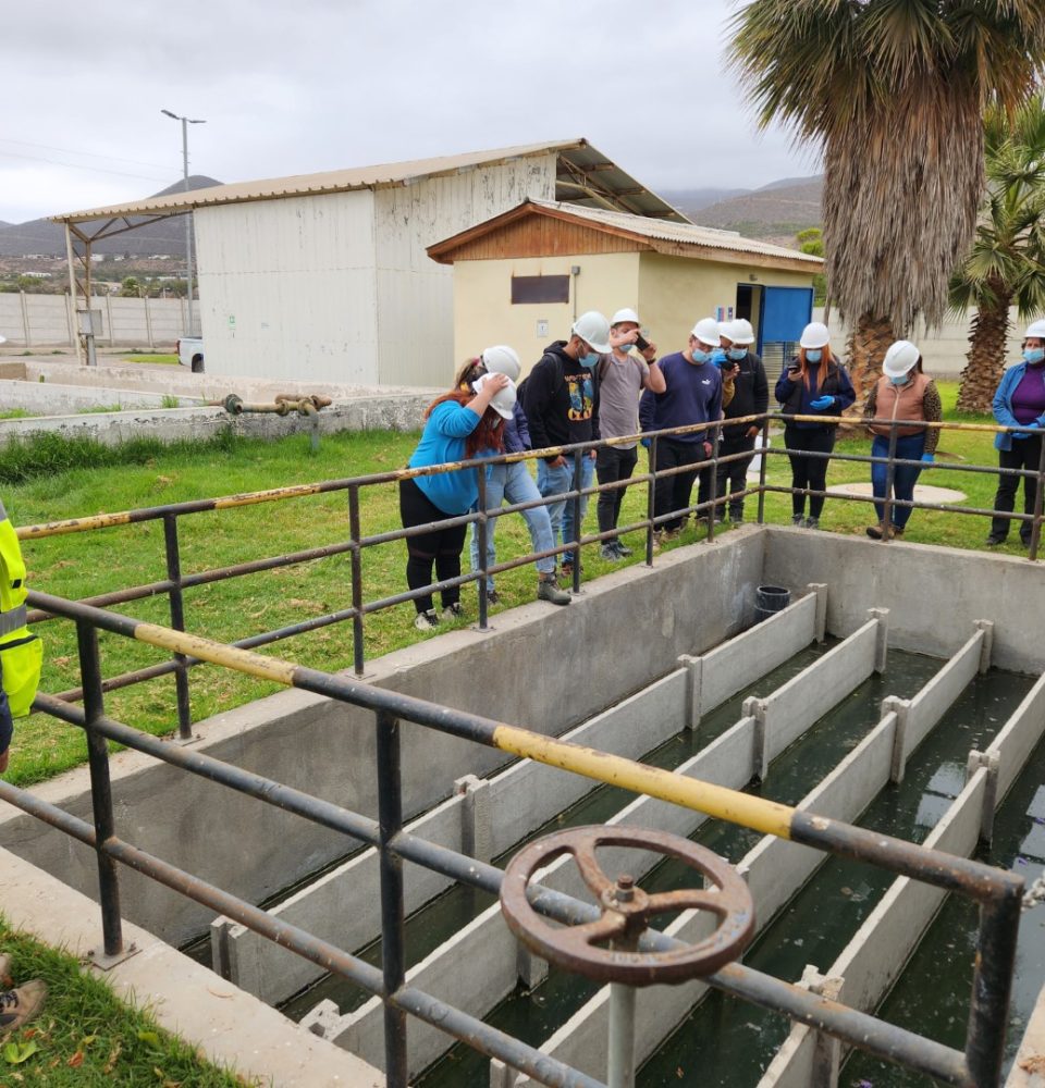 Estudiantes de Inacap recorren las plantas de producción y tratamiento de Aguas del Valle