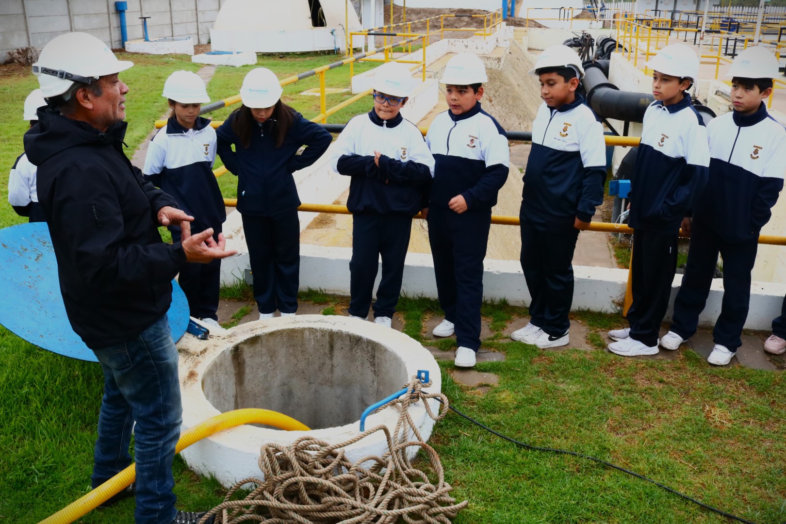 Alumnos del Colegio Serena visitan planta de producción de Aguas del Valle
