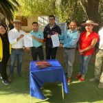 Firman escritura para compra de terreno para comité habitacional de Paihuano