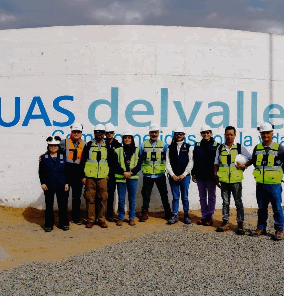 Delegación de Isla de Pascua conoce el proceso de osmosis inversa que realiza Aguas del Valle