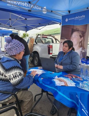 Aguas del Valle atiende las consultas de los vecinos del sector de Tierras Blancas