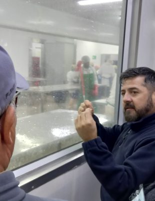 Dirigentes de Juntas de Vecinos de Alto Peñuelas conocen procesos y sistema de tratamientos de RILes en pesquera Antartic Seafood