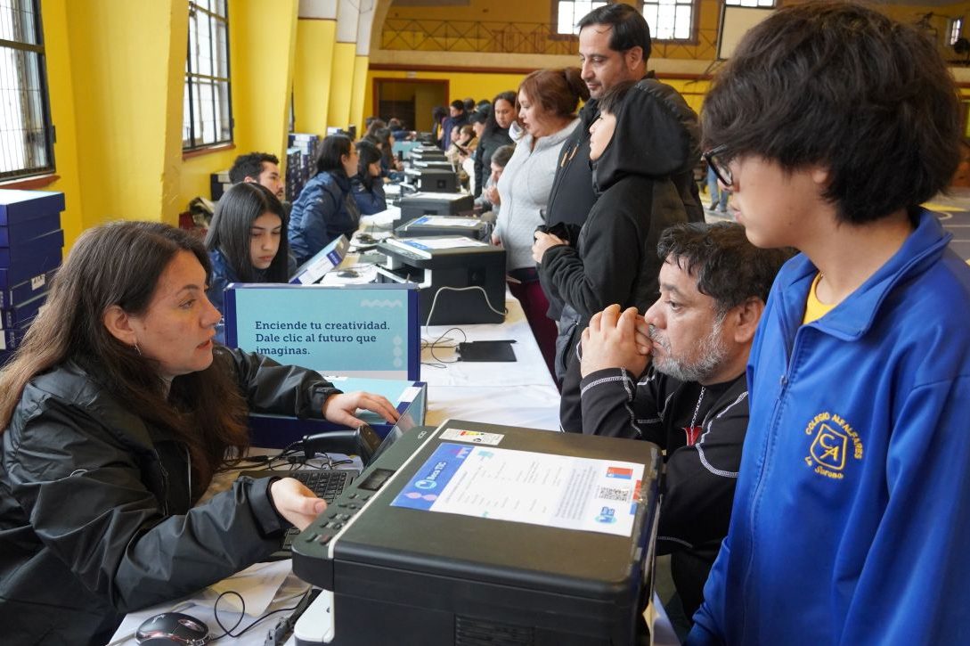1.464 estudiantes de La Serena reciben computadores para fortalecer sus aprendizajes