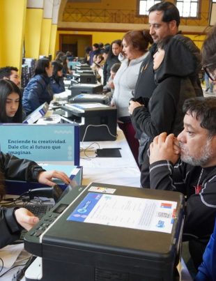 1.464 estudiantes de La Serena reciben computadores para fortalecer sus aprendizajes