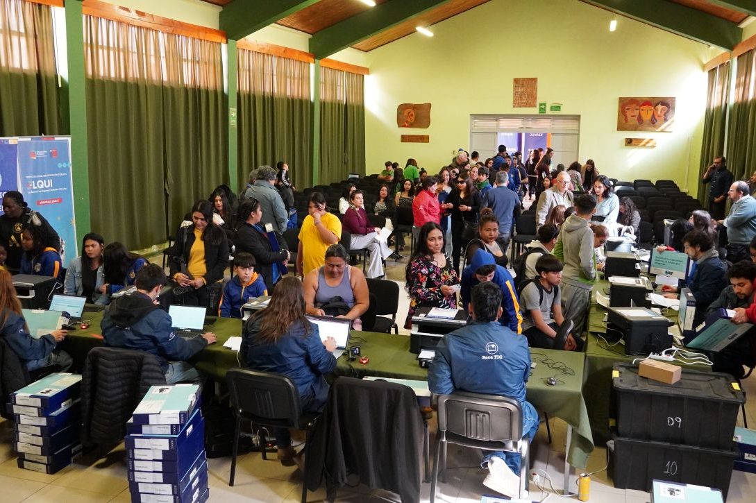 247 estudiantes de Vicuña reciben computadores con software educativos y de educación vial