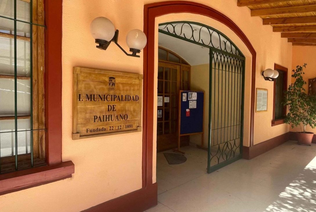 Pareja de funcionaria que denunció a Alcalde de Paihuano, demandó al municipio por más 80 millones