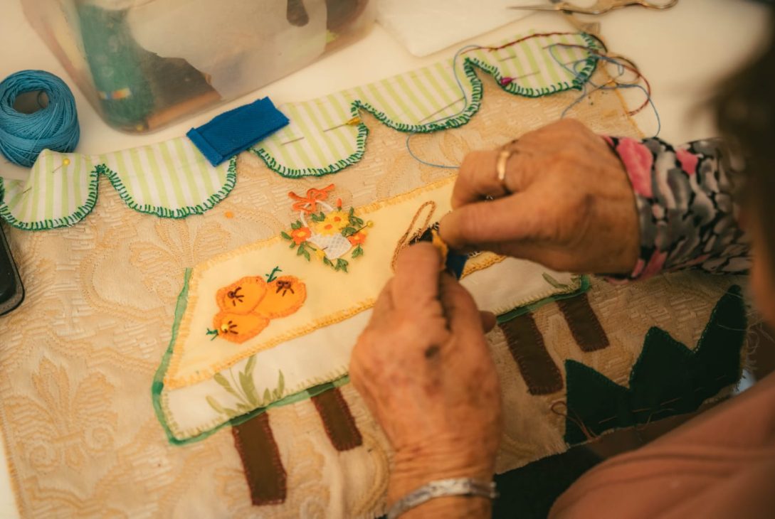 Cultivar la memoria exposición de bordados revive el legado Mistraliano a 80 años del Nobel