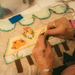 Cultivar la memoria exposición de bordados revive el legado Mistraliano a 80 años del Nobel