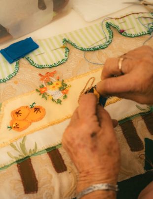 Cultivar la memoria exposición de bordados revive el legado Mistraliano a 80 años del Nobel