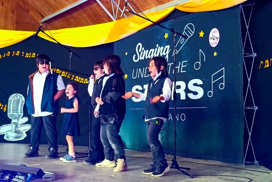 Emoción y Talento en Pisco Elqui: Niños de Paihuano Demuestran que el Inglés se Aprende Cantando