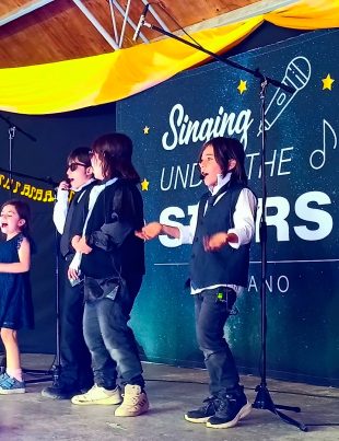 Emoción y Talento en Pisco Elqui: Niños de Paihuano Demuestran que el Inglés se Aprende Cantando