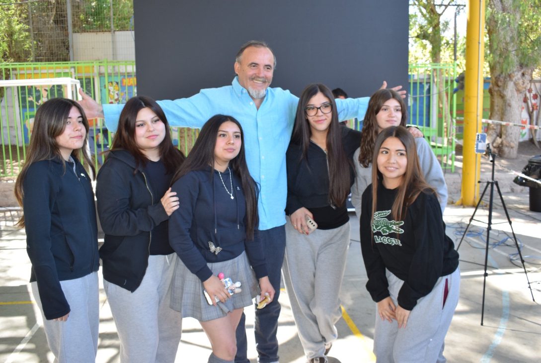 Paul Vásquez comparte su historia de superación y resiliencia con estudiantes del Colegio Antonio Varas¨