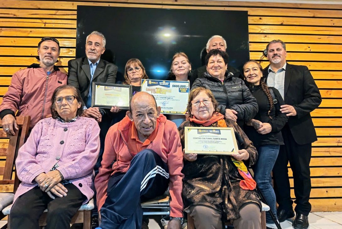 Socios y socias del Centro Cultural Santa Rosa Alto de Salamanca preparan los últimos detalles para recibir por primera vez a doña Matilde Salamanca en la Plaza de la ciudad