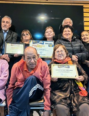 Socios y socias del Centro Cultural Santa Rosa Alto de Salamanca preparan los últimos detalles para recibir por primera vez a doña Matilde Salamanca en la Plaza de la ciudad