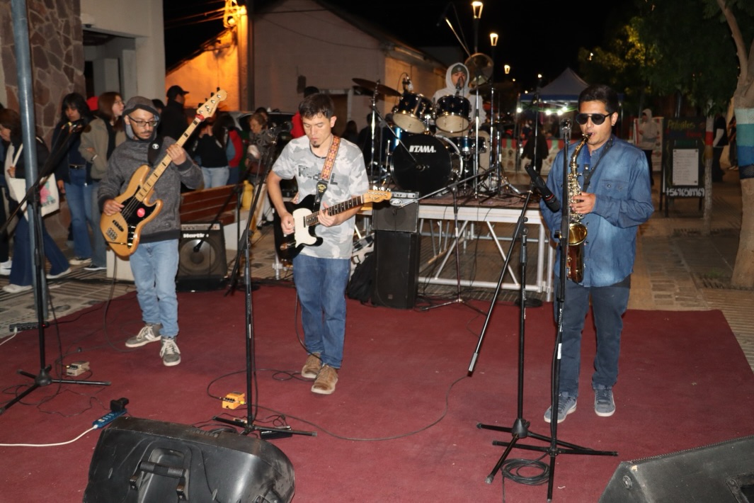 Andacollo celebró el Boulevard 2025 con emprendimiento y recreación en una noche de encuentro comunitario, shows en vivos y presentaciones artísticas