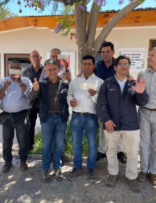 Autoridades del Agro entregan recursos a agricultores afectados por Mosca de la Fruta