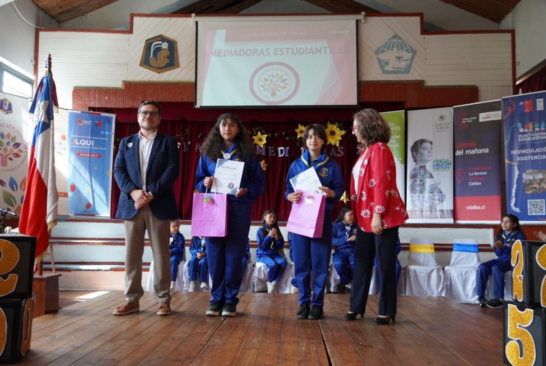 Colegio Javiera Carrera de La Serena certificó a Estudiantes Mediadoras de la Buena Convivencia Escolar