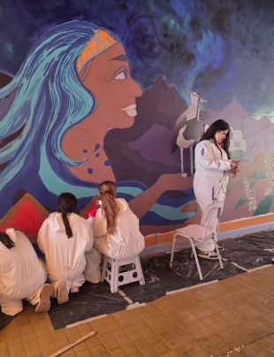 Estudiantes del Valle de Elqui realizan mural en homenaje a Gabriela Mistral en Vicuña