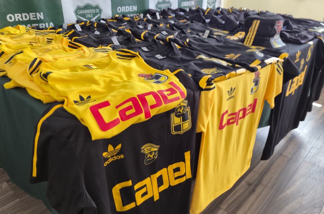 Piratearon al pirata Carabineros decomisa casi un centenar de camisetas falsas de Coquimbo Unido