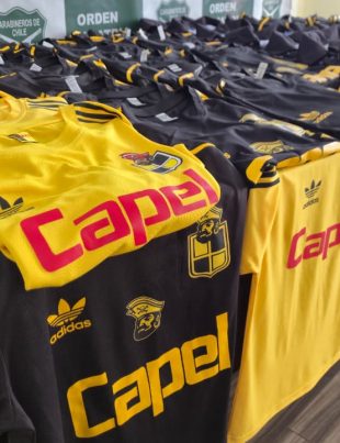 Piratearon al pirata Carabineros decomisa casi un centenar de camisetas falsas de Coquimbo Unido