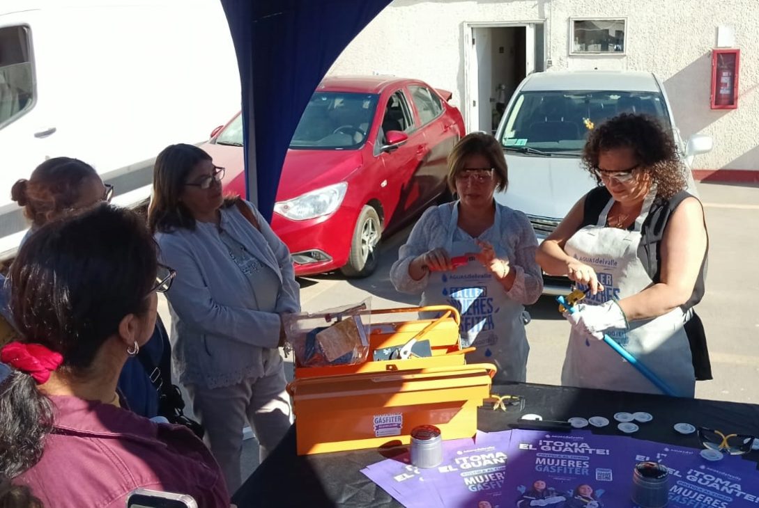 Aguas del Valle abre convocatoria para la versión 2026 de su programa “Mujeres Gásfiter: Talento que Fluye”