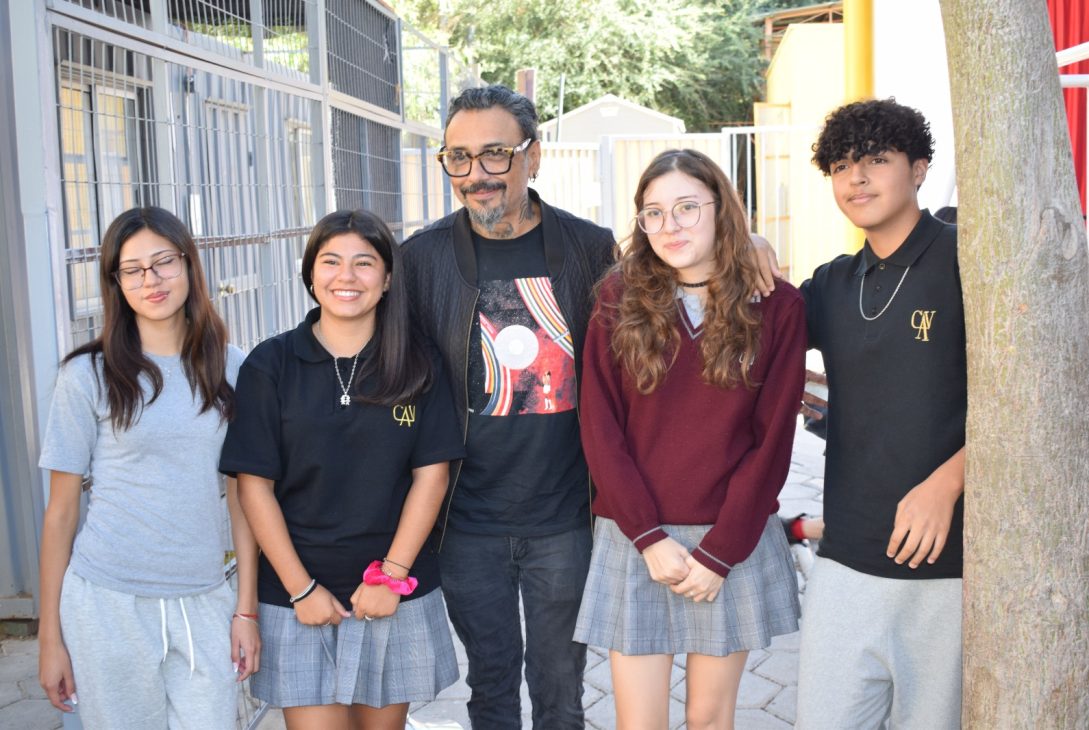 Líder de Lucybell relata su experiencia como músico a estudiantes del Colegio Antonio Varas de Vicuña