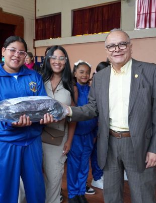 SLEP Elqui comenzó la entrega de 10.800 set de útiles escolares a estudiantes de enseñanza básica