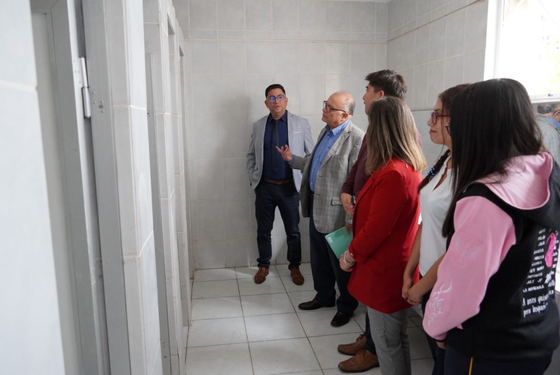 SLEP Elqui repara todos los baños y el gimnasio de Liceo Gabriela Mistral de La Serena