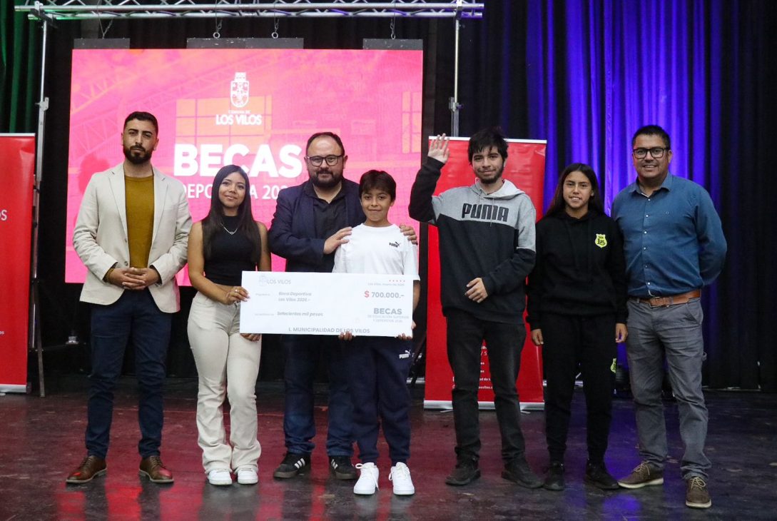 ¡Los Vilos sigue avanzando en educación! 776 jóvenes son beneficiados a través de las Becas Municipales 2026.