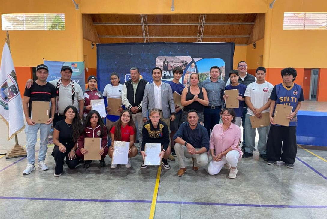 En Paihuano hacen entrega de becas a deportistas destacados