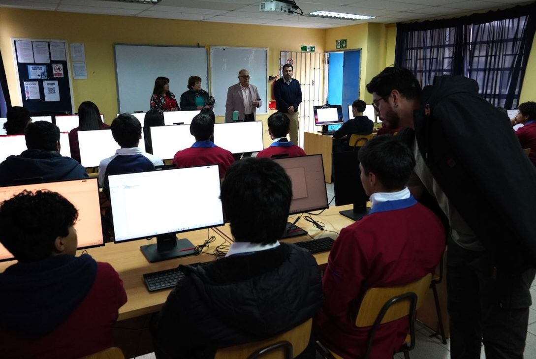 Estudiantes de Liceo TP Juan Bautista De La Salle reciben modernos computadores de SLEP Elqui