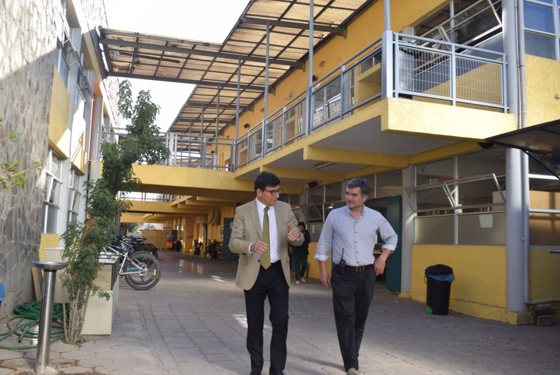 Seremi de Educación Marcelo Salvo Meneses visita el Colegio Antonio Varas