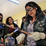 • Las interesadas en sumarse a la iniciativa deben completar el formulario en el sitio www.aguasdelvalle.cl. Aguas del Valle mantiene abierta las postulaciones a la versión 2026 del Programa “Mujeres Gásfiter: Talento que Fluye”. La iniciativa -que ya cumple una década - ha capacitado gratuitamente a cientos de mujeres de la Región de Coquimbo en reparación y mantención de instalaciones sanitarias, dotándolas de conocimientos técnicos y nuevas oportunidades de desarrollo laboral y personal. “Se trata de un curso que tiene un impacto positivo en hogares, emprendimientos y barrios de toda la región. Seguiremos impulsando iniciativas que promuevan autonomía, desarrollo, empoderamiento y equidad, y esperamos recibir muchas más postulaciones de mujeres con ganas de aprender y especializarse en este rubro”, señaló el gerente regional de Aguas del Valle, Andrés Nazer “Mujeres Gásfiter” ofrece formación práctica en gasfitería domiciliaria, enfocada especialmente en jefas de hogar y vecinas que buscan adquirir un oficio técnico para generar ingresos o reforzar su autonomía. El programa entrega un certificado oficial de participación, respaldado por Aguas del Valle y el Instituto Profesional AIEP, que impartirá el curso en las provincias de Elqui y Choapa. Las postulaciones están abiertas hasta el 7 de mayo de 2026, a través de un formulario disponible en www.aguasdelvalle.cl. En tanto, la nómina de las 40 mujeres seleccionadas se dará a conocer el 7 de junio. Requisitos de postulación -Ser mujer mayor de 18 años. -Residir en comunas de la Región donde Aguas del Valle tiene servicio. -Contar con cédula de identidad vigente (chilena o extranjera). -Completar el formulario en línea con los datos actualizados. -Adjuntar los documentos requeridos. Postulaciones en el siguiente link https://es.surveymonkey.com/r/MujeresGasfiterADV2026