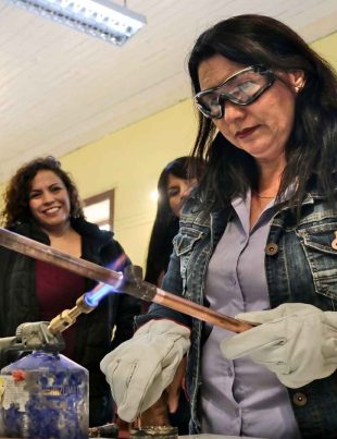 • Las interesadas en sumarse a la iniciativa deben completar el formulario en el sitio www.aguasdelvalle.cl. Aguas del Valle mantiene abierta las postulaciones a la versión 2026 del Programa “Mujeres Gásfiter: Talento que Fluye”. La iniciativa -que ya cumple una década - ha capacitado gratuitamente a cientos de mujeres de la Región de Coquimbo en reparación y mantención de instalaciones sanitarias, dotándolas de conocimientos técnicos y nuevas oportunidades de desarrollo laboral y personal. “Se trata de un curso que tiene un impacto positivo en hogares, emprendimientos y barrios de toda la región. Seguiremos impulsando iniciativas que promuevan autonomía, desarrollo, empoderamiento y equidad, y esperamos recibir muchas más postulaciones de mujeres con ganas de aprender y especializarse en este rubro”, señaló el gerente regional de Aguas del Valle, Andrés Nazer “Mujeres Gásfiter” ofrece formación práctica en gasfitería domiciliaria, enfocada especialmente en jefas de hogar y vecinas que buscan adquirir un oficio técnico para generar ingresos o reforzar su autonomía. El programa entrega un certificado oficial de participación, respaldado por Aguas del Valle y el Instituto Profesional AIEP, que impartirá el curso en las provincias de Elqui y Choapa. Las postulaciones están abiertas hasta el 7 de mayo de 2026, a través de un formulario disponible en www.aguasdelvalle.cl. En tanto, la nómina de las 40 mujeres seleccionadas se dará a conocer el 7 de junio. Requisitos de postulación -Ser mujer mayor de 18 años. -Residir en comunas de la Región donde Aguas del Valle tiene servicio. -Contar con cédula de identidad vigente (chilena o extranjera). -Completar el formulario en línea con los datos actualizados. -Adjuntar los documentos requeridos. Postulaciones en el siguiente link https://es.surveymonkey.com/r/MujeresGasfiterADV2026