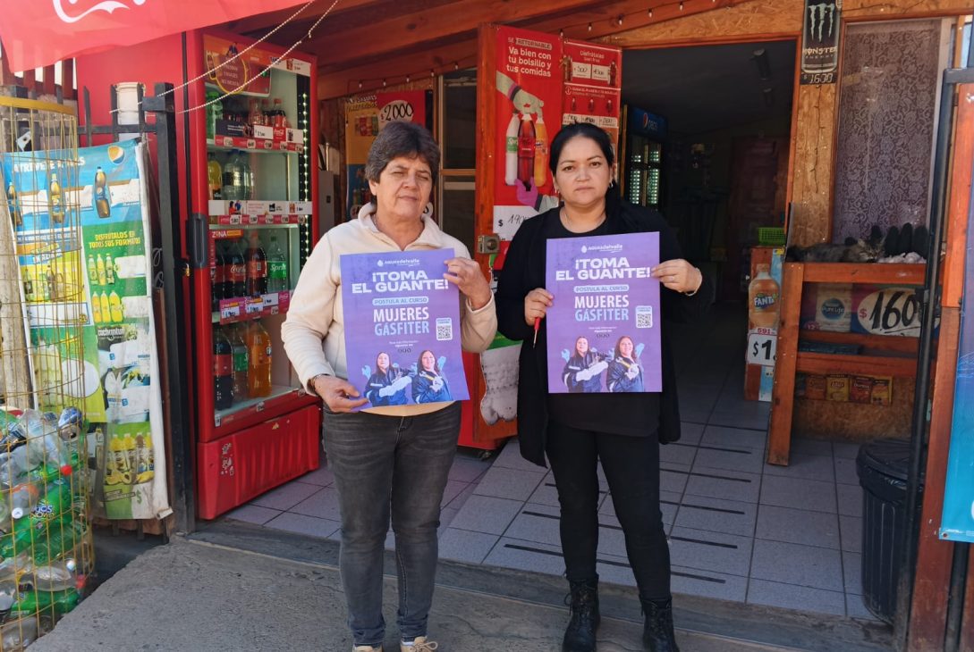 Vecinas participan en sesiones de postulación en línea para programa Mujeres Gásfiter de Aguas del Valle