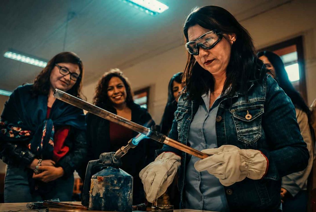 Más de 850 postulaciones recibió Aguas del Valle para participar en el Programa Mujeres Gásfiter