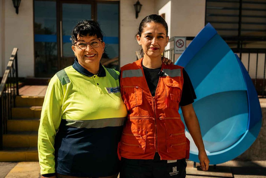 Mujeres certificadas en gasfitería invitan a sumarse a programa de Aguas del Valle en últimos días del proceso de postulación