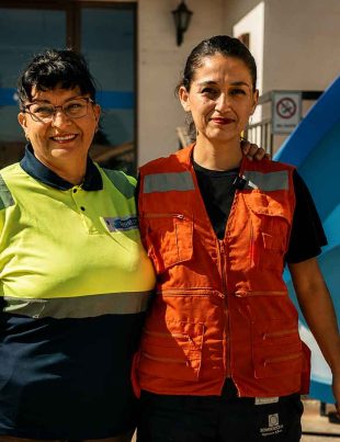 Mujeres certificadas en gasfitería invitan a sumarse a programa de Aguas del Valle en últimos días del proceso de postulación