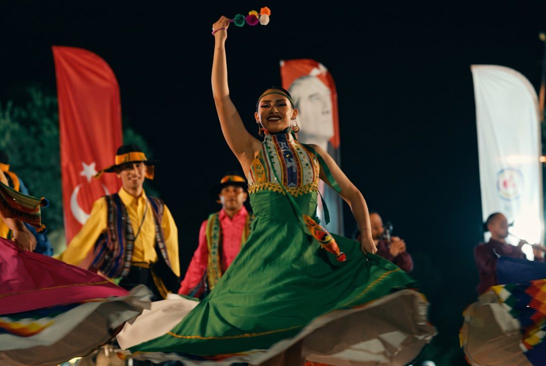 Ballet Folclórico Alas de Mi Patria deslumbra al público turco y fortalece la presencia Chilena en el 20.º Festival Internacional de Danzas Folclóricas de Denizli