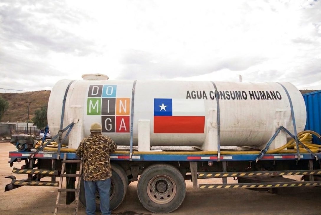 Dominga distribuye más de 200 mil litros de agua potable en la región para apoyar a las familias afectadas por el temporal