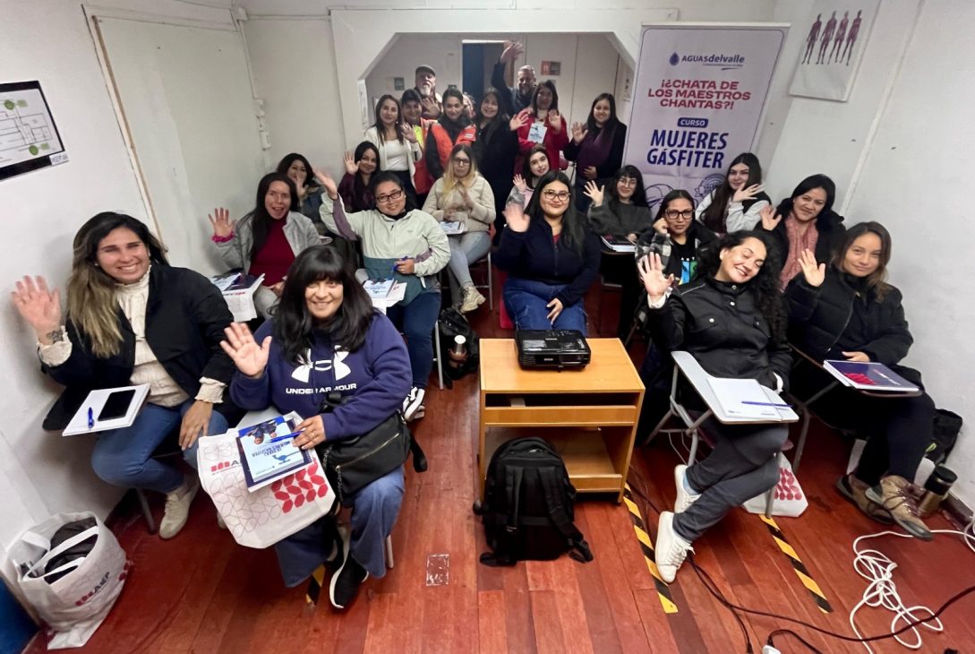 Mujeres de toda la región comienzan curso gratuito de gasfitería de Aguas del Valle